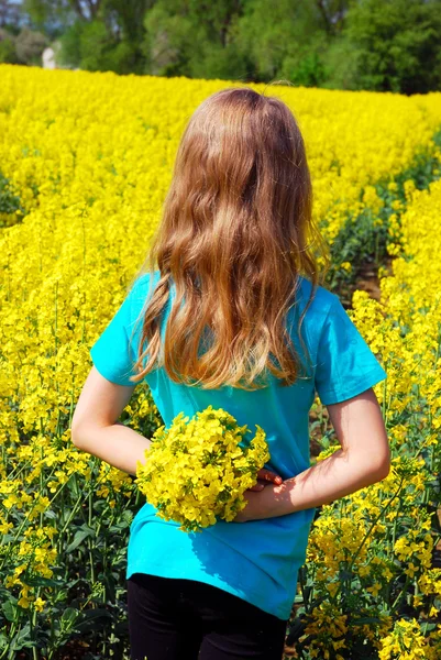 Młoda dziewczyna w pole rzepaku — Zdjęcie stockowe
