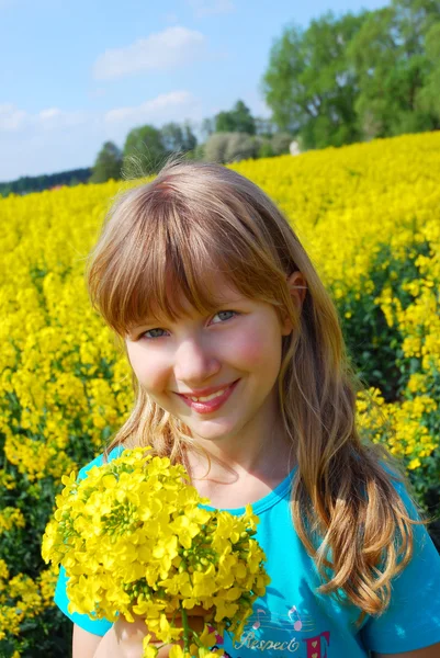 Młoda Dziewczyna Polu Rzepaku Wiosną Bukiet Kwiatów Żółty — Zdjęcie stockowe