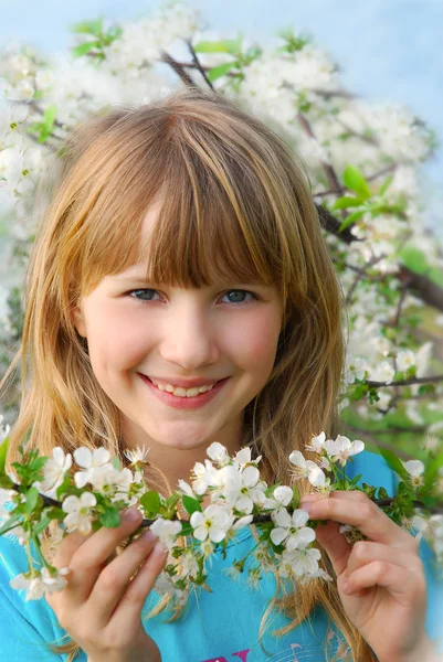 Ung flicka i vår fruktträdgård — Stockfoto