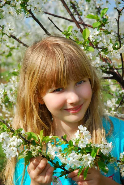 Jong Meisje Voorjaar Boomgaard Met Bloeiende Tak Van Boom — Stockfoto