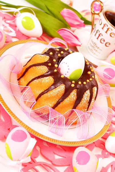 Marmorringkuchen Mit Schokolade Auf Ostertisch Gegossen — Stockfoto