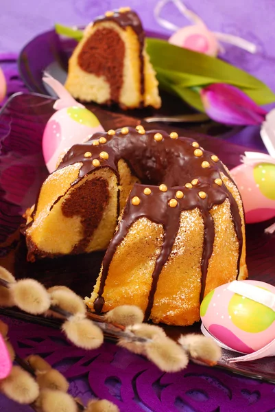 부활절을 위한 대리석 반지 케이크 — 스톡 사진