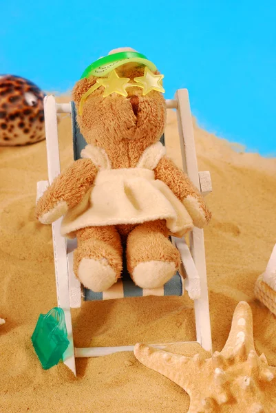 Teddybär entspannt am Strand — Stockfoto
