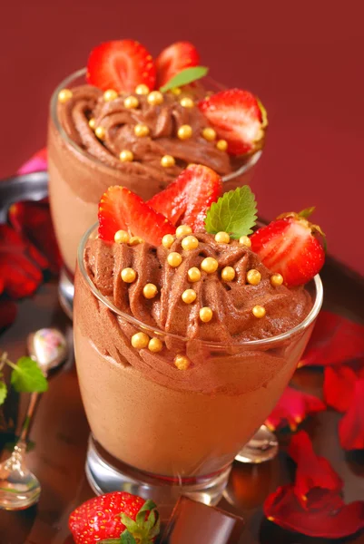 草莓与巧克力和奶油杏仁糖摩丝 — 图库照片