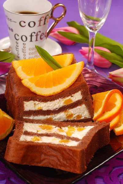 Bolo de chocolate com creme e laranjas — Fotografia de Stock
