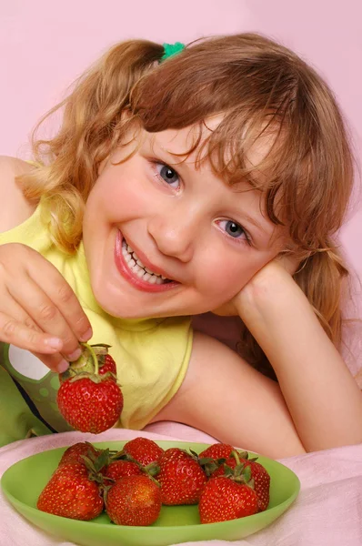 Little girl and strawberries — Stock Photo, Image