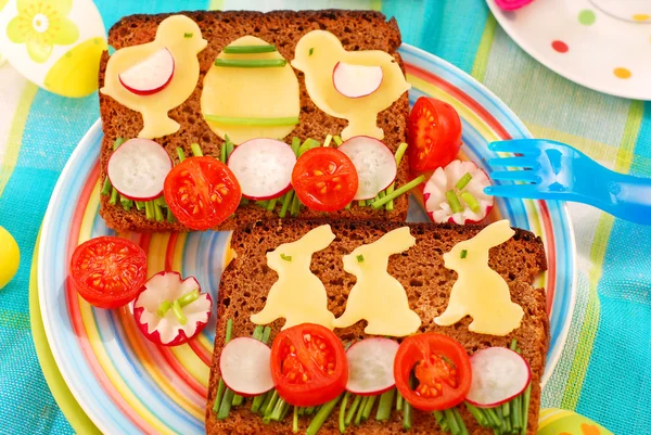 Vtipné velikonoční snídaně pro děti — Stock fotografie