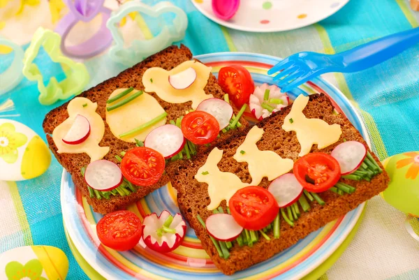 子供のための面白いイースター朝食 — ストック写真