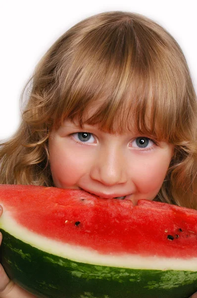 수박을 먹는 어린 소녀 — 스톡 사진