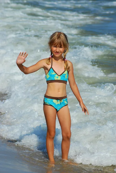 Jeune fille sur la plage — Photo