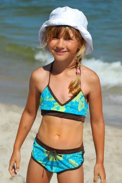 在海滩上的年轻女孩 — 图库照片
