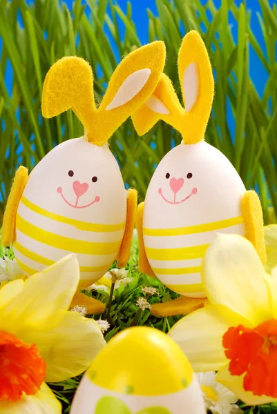 Húsvéti dekoráció a fűben — Stock Fotó