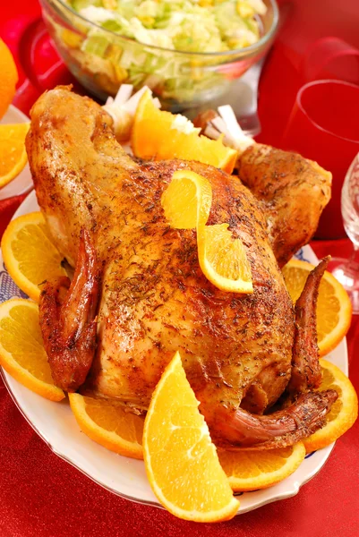 Gebratenes ganzes Huhn mit Orangen — Stockfoto