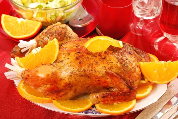 Gebraden hele kip met sinaasappelen — Stockfoto