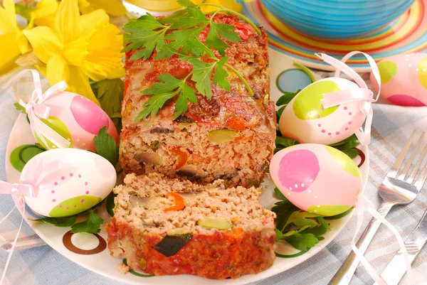 Köttfärslimpa med grönsaker till påsk — Stockfoto