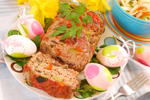 Ρολό κιμά με λαχανικά για το Πάσχα — Φωτογραφία Αρχείου