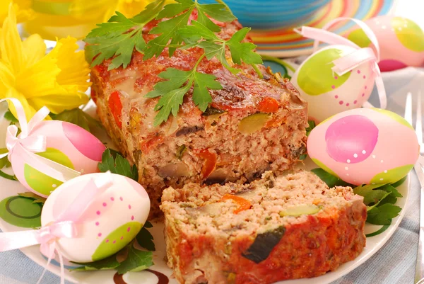 Meatloaf with vegetables for easter — Stock Photo, Image