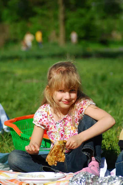 피크닉에 먹는 어린 소녀 — 스톡 사진