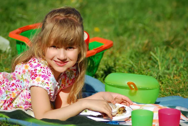 Junges Mädchen isst auf Picknick — Stockfoto