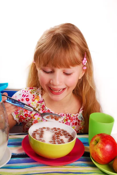 Κορίτσι τρώει σοκολάτα κορν φλέικς — Φωτογραφία Αρχείου