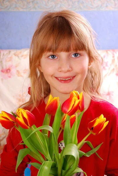 Chica con ramo de tulipanes — Foto de Stock