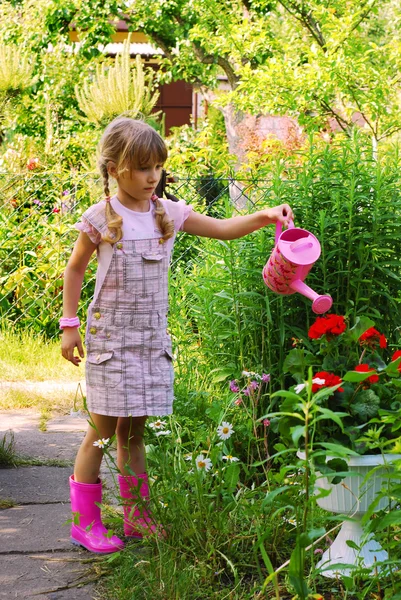 Młoda dziewczyna w ogrodzie z konewka — Zdjęcie stockowe