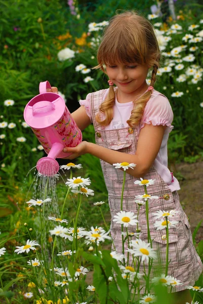 물을 수와 함께 정원에서 어린 소녀 — 스톡 사진