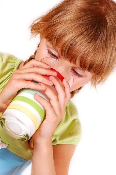 牛乳を飲む若い女の子 — ストック写真