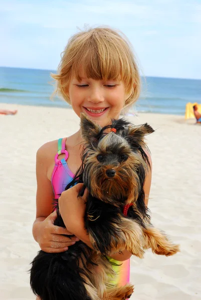 Ragazza con yorkshire cane sulla spiaggia — Foto Stock