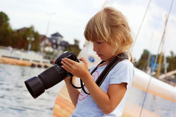 Молодой фотограф в отпуске — стоковое фото