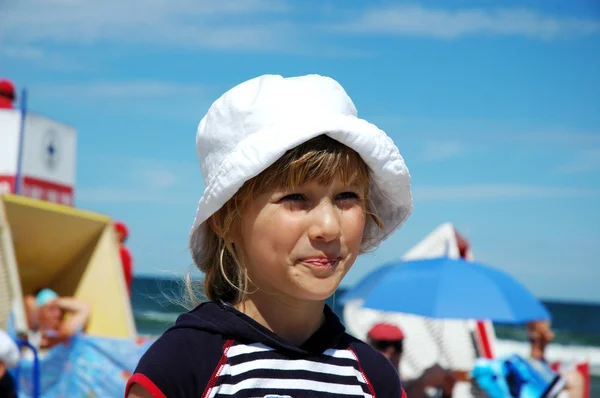 Chica joven en la playa — Foto de Stock