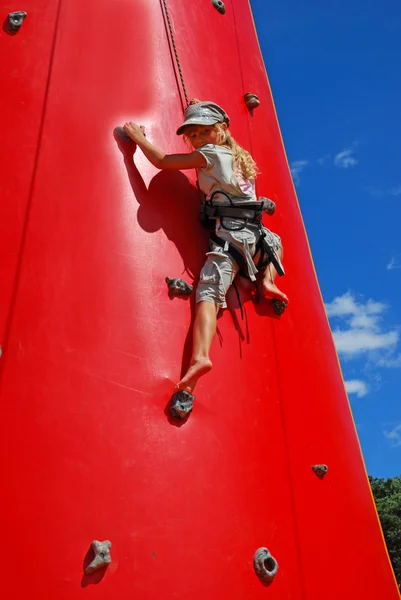 Ung flicka klättring — Stockfoto