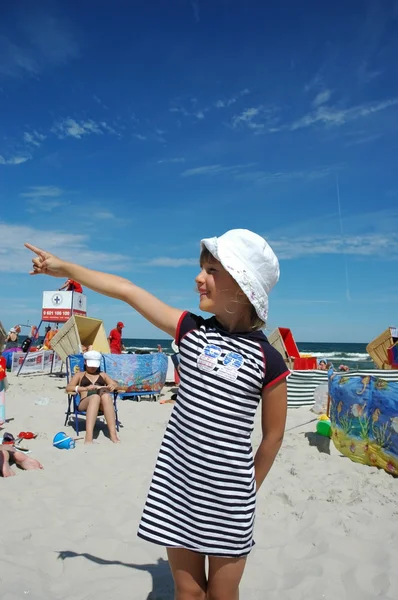Молодая девушка на пляже — стоковое фото