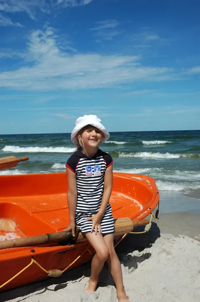 Νεαρή κοπέλα στην παραλία — Φωτογραφία Αρχείου