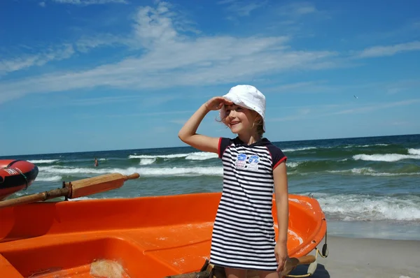 Ung flicka på stranden — Stockfoto