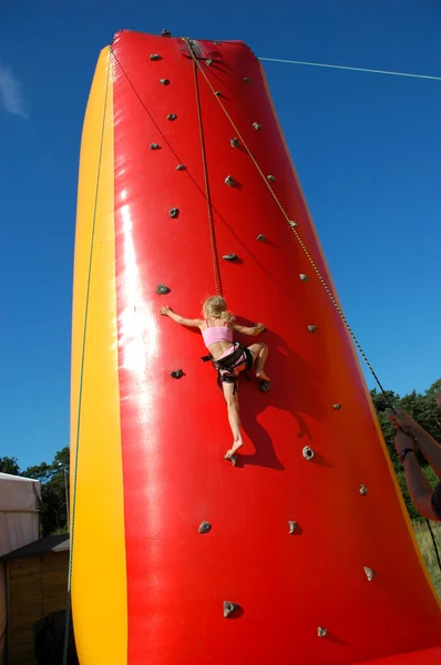 Ung flicka klättring — Stockfoto