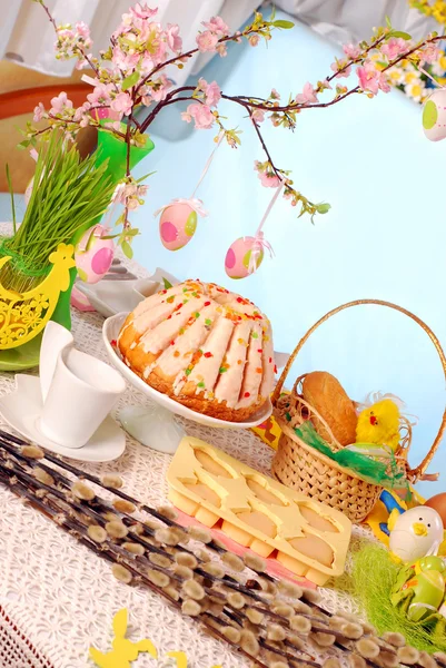 Pasen tabel met cakes en mand — Stockfoto