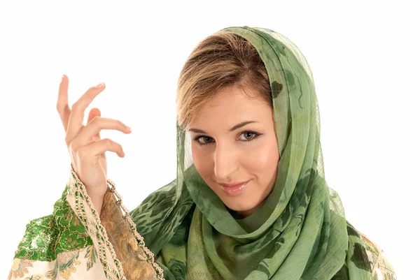 Mujer árabe joven con velo primer plano retrato aislado sobre fondo blanco —  Fotos de Stock