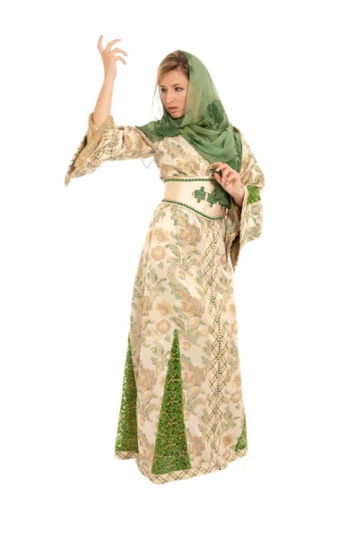 Jovem árabe mulher com véu de pé isolado sobre fundo branco — Fotografia de Stock