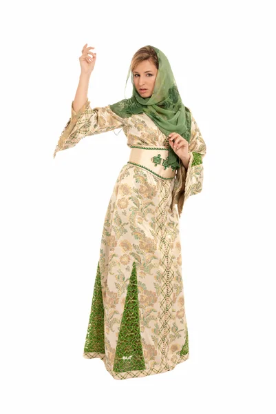Молода арабська жінка з вуаллю стоїть ізольовано на білому тлі — стокове фото