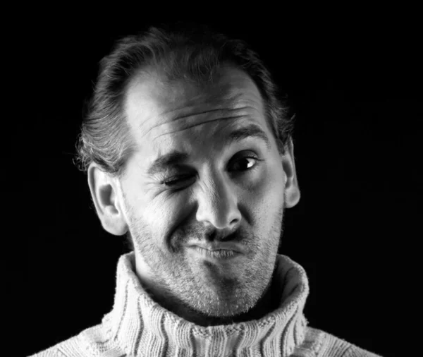 Adulto homem retrato alegre piscar expressão no preto e branco — Fotografia de Stock