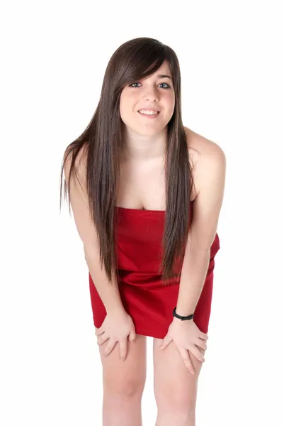 Mooi meisje met rode jurk staande geïsoleerd op witte achtergrond. — Stockfoto