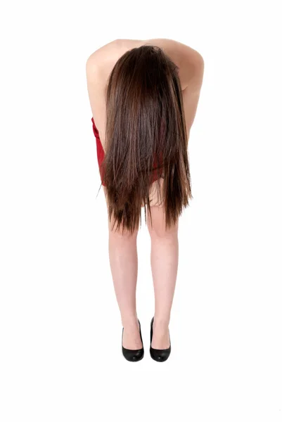 Chica joven irreconocible mostrando su largo cabello moreno aislado en blanco —  Fotos de Stock