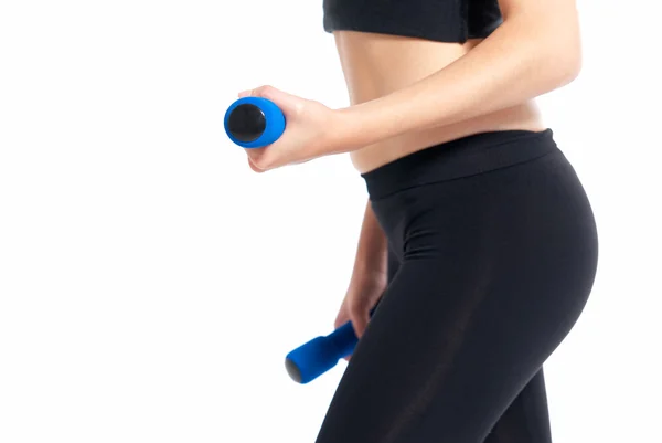 Exercice de fitness méconnaissable pour jeune femme avec haltères isolés sur un coup de fouet — Photo
