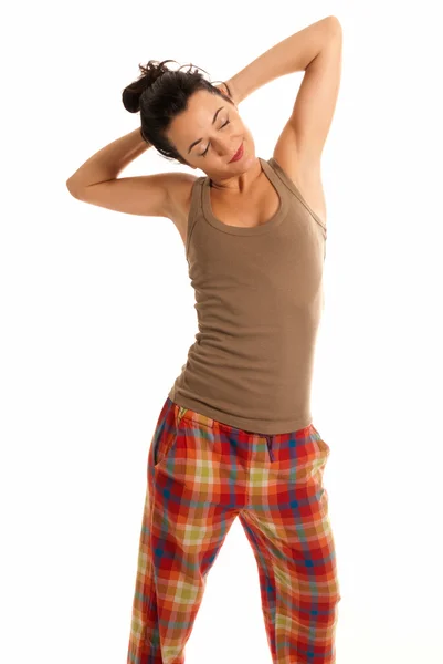 Mujer joven estar somnoliento usando pijama aislado sobre fondo blanco —  Fotos de Stock