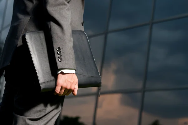 Hombre de negocios irreconocible con maleta de trabajo concepto tardío —  Fotos de Stock