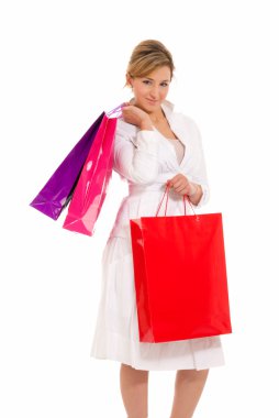 Beyaz arka plan üzerinde izole alışveriş torbaları duran genç kızla