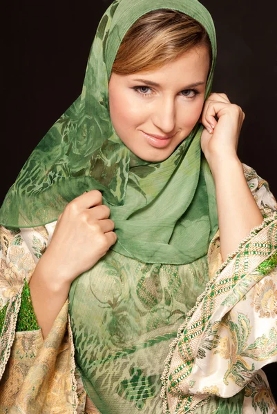 Mujer árabe joven con velo retrato de cerca sobre fondo oscuro —  Fotos de Stock