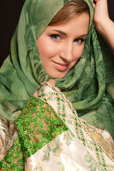 Молода арабська жінка з вуаллю крупним планом портрет на темному фоні — стокове фото