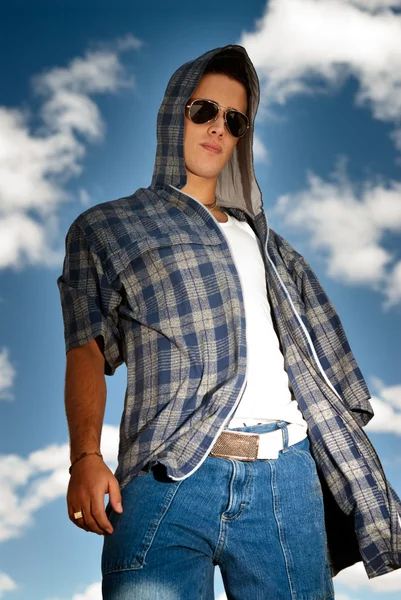 Fiatal férfi városi divat-portré át ég háttere — Stock Fotó